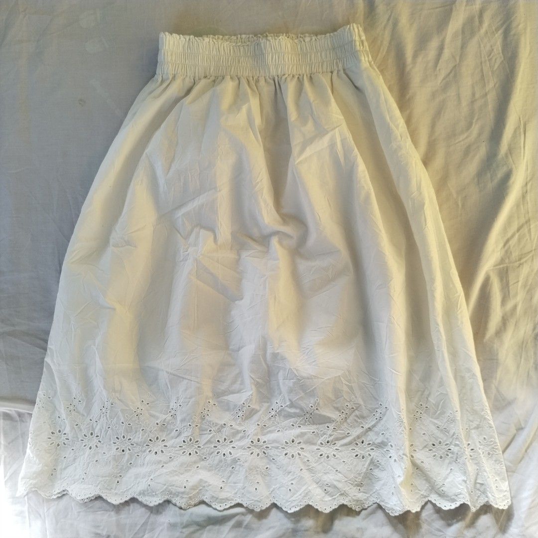 Uniqlo Eyelets Skirt (Category: Skirts) located in Dumanjug. Submitted by cebuanaavtg (Listing ID 1468782293, Image 2). Description: Size M Color White ( pictures may vary due to lightning) in good condition.