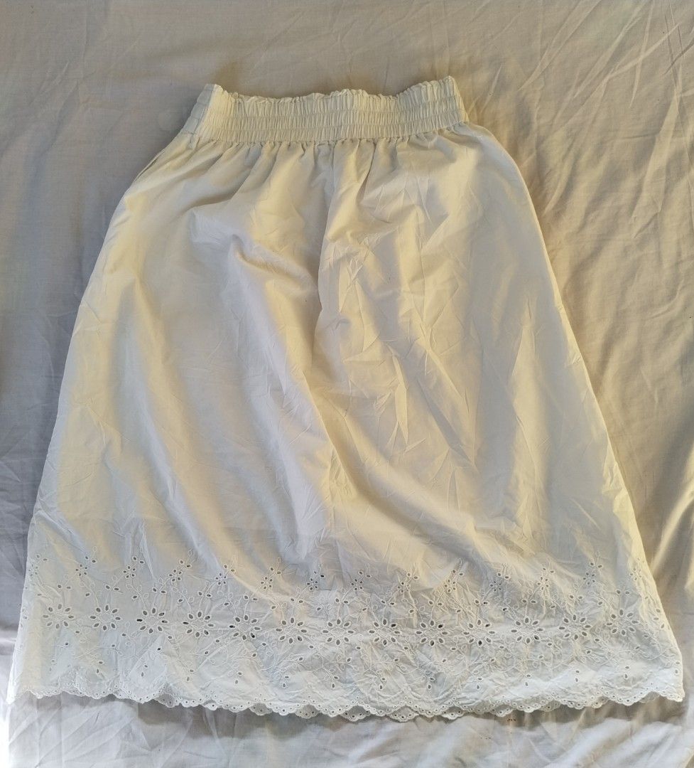 Uniqlo Eyelets Skirt (Category: Skirts) located in Dumanjug. Submitted by cebuanaavtg (Listing ID 1468782293, Image 3). Description: Size M Color White ( pictures may vary due to lightning) in good condition.