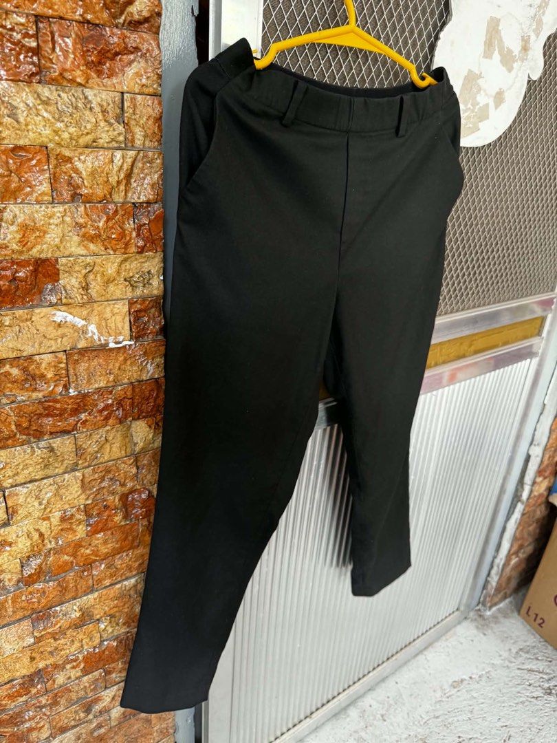 uniqlo Ezy Ankle Black 28-29” (Category: Other Bottoms) located in Manila. Submitted by nallazaid (Listing ID 1468779368, Image 2). Description: Large on tag but kind a small fit 29-29” like medium only. still in gery .