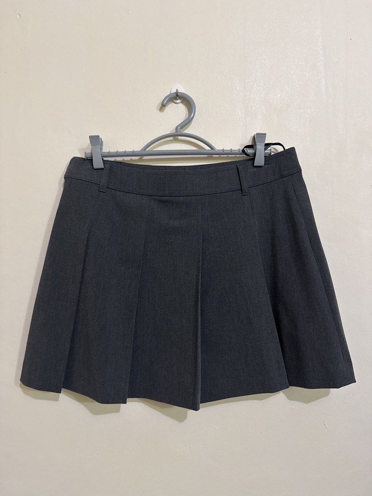Uniqlo Gray Pleated Skort (Category: Skirts) located in Quezon City. Submitted by brandsetcph (Listing ID 1468768016, Image 1). Description: Good as new Only used twice Size: M on tag - 30 waist, 15in length No flaws Size zipper.