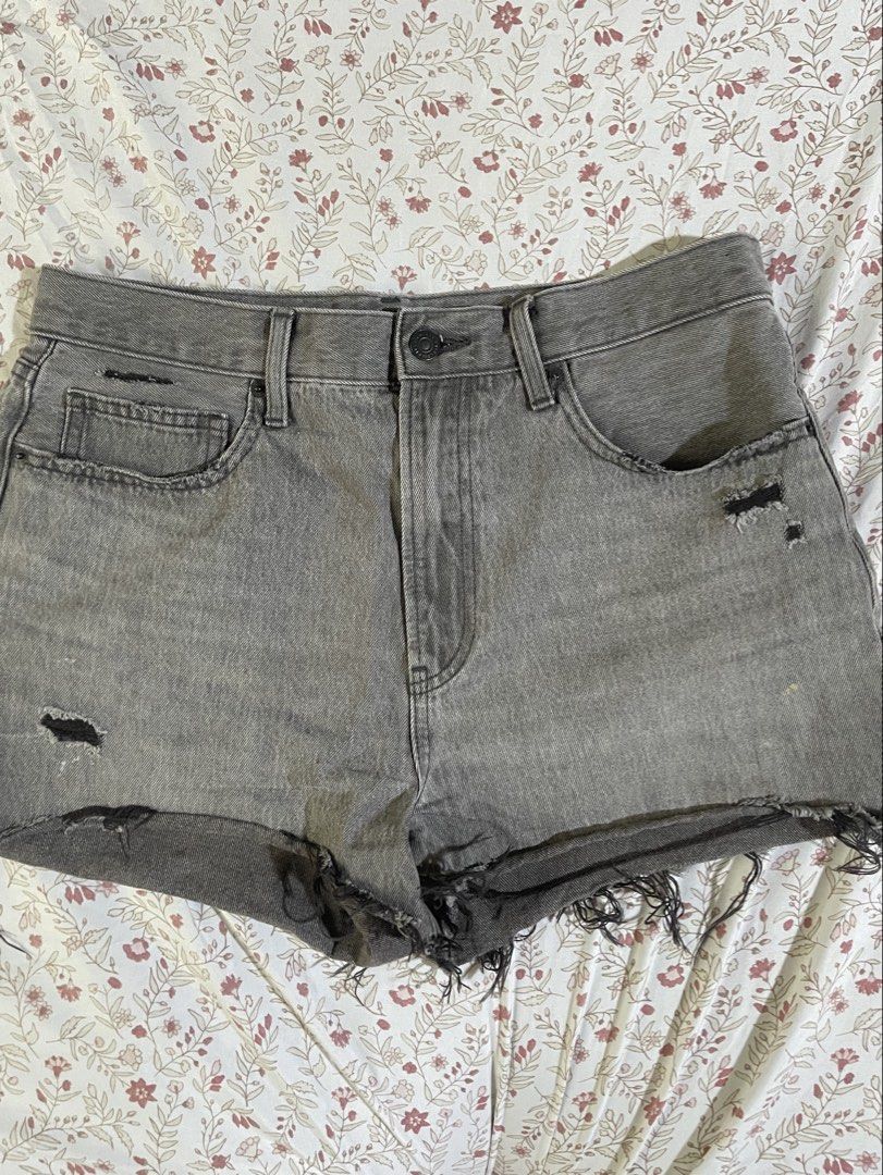 Uniqlo Grey Denim Shorts (Category: Shorts) located in Marikina City. Submitted by prel0vedbymari (Listing ID 1468778260, Image 1). Description: - Size: 27 (Waist: 68.5cm) - Material: 100% Cotton - Details: Raw distressed hem and trendy ripped accents.