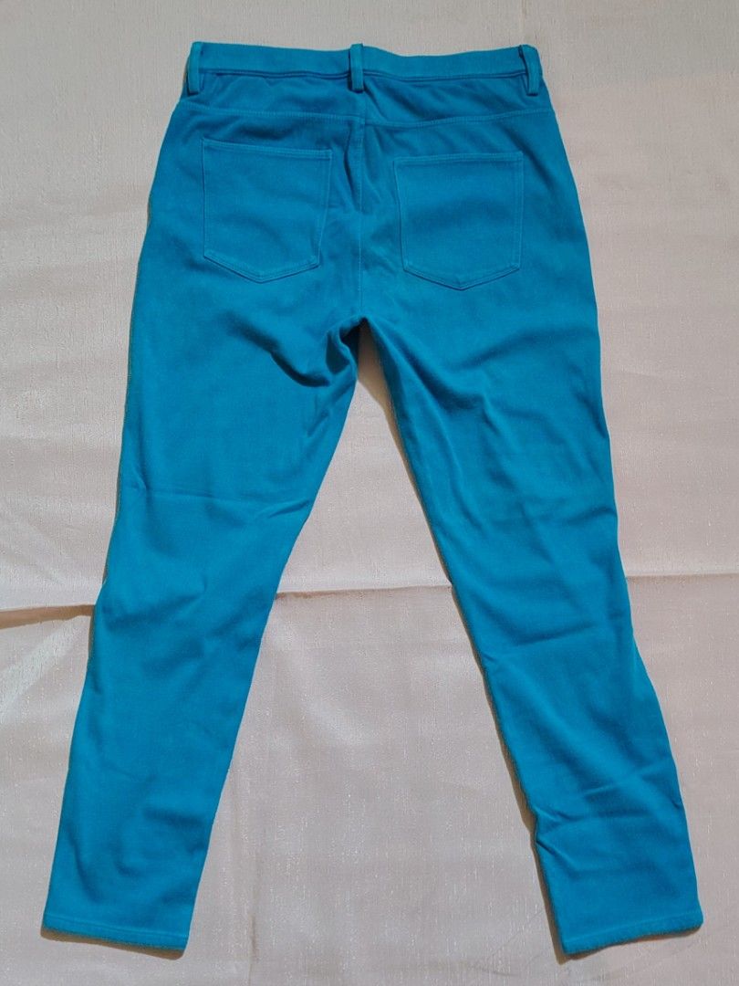 'UNIQLO' Light Blue Jeggings (Category: Jeans) located in Quezon City. Submitted by flutter.prism10 (Listing ID 1468726185, Image 2). Description: Length: 32.5" Waist: 27" Hip: 30".