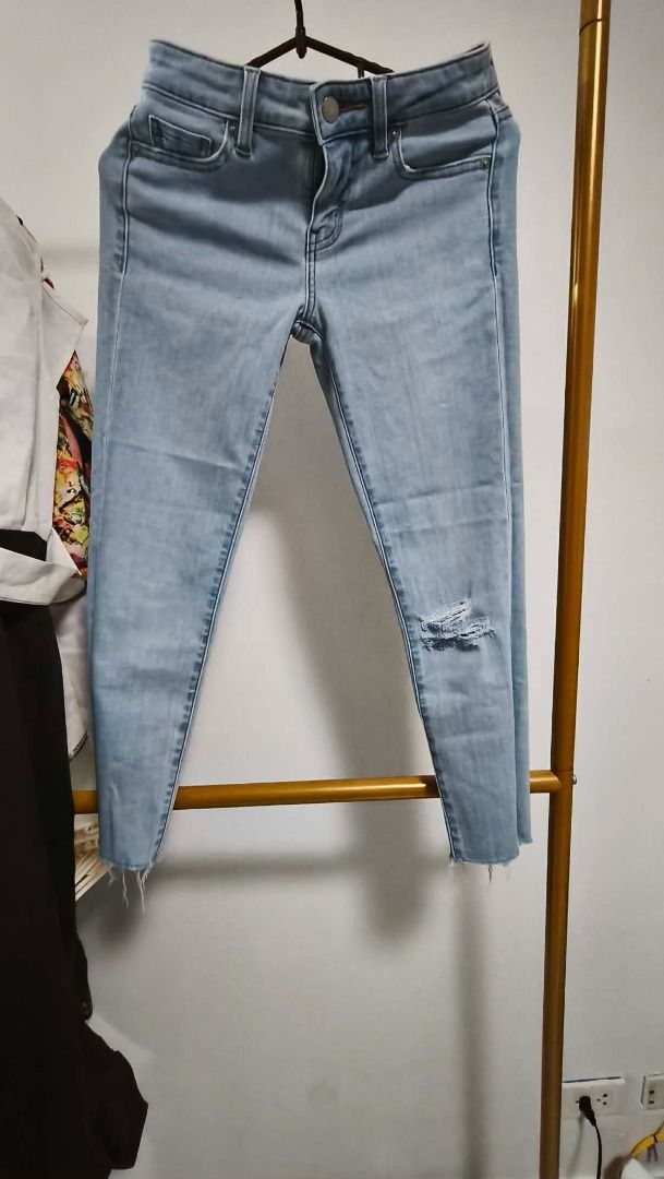 Uniqlo light jeans (Category: Jeans) located in Paranaque City. Submitted by cai_ars (Listing ID 1468852779, Image 1). Description: - Brand: Uniqlo - Color: Light wash blue - Style: Skinny jeans with subtle distressed knee detail and raw cut hem - Material: Soft, stretchable, and lightweight denim ideal for tropical weather - Condition: Excellent preloved condition.