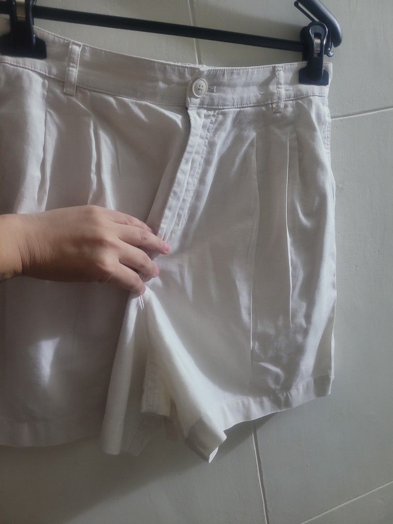 Uniqlo Linen Blend Shorts (Category: Shorts) located in Los Banos. Submitted by lopecruz (Listing ID 1468834726, Image 3). Description: waist 28 to 30" Linen Blend like new condition.