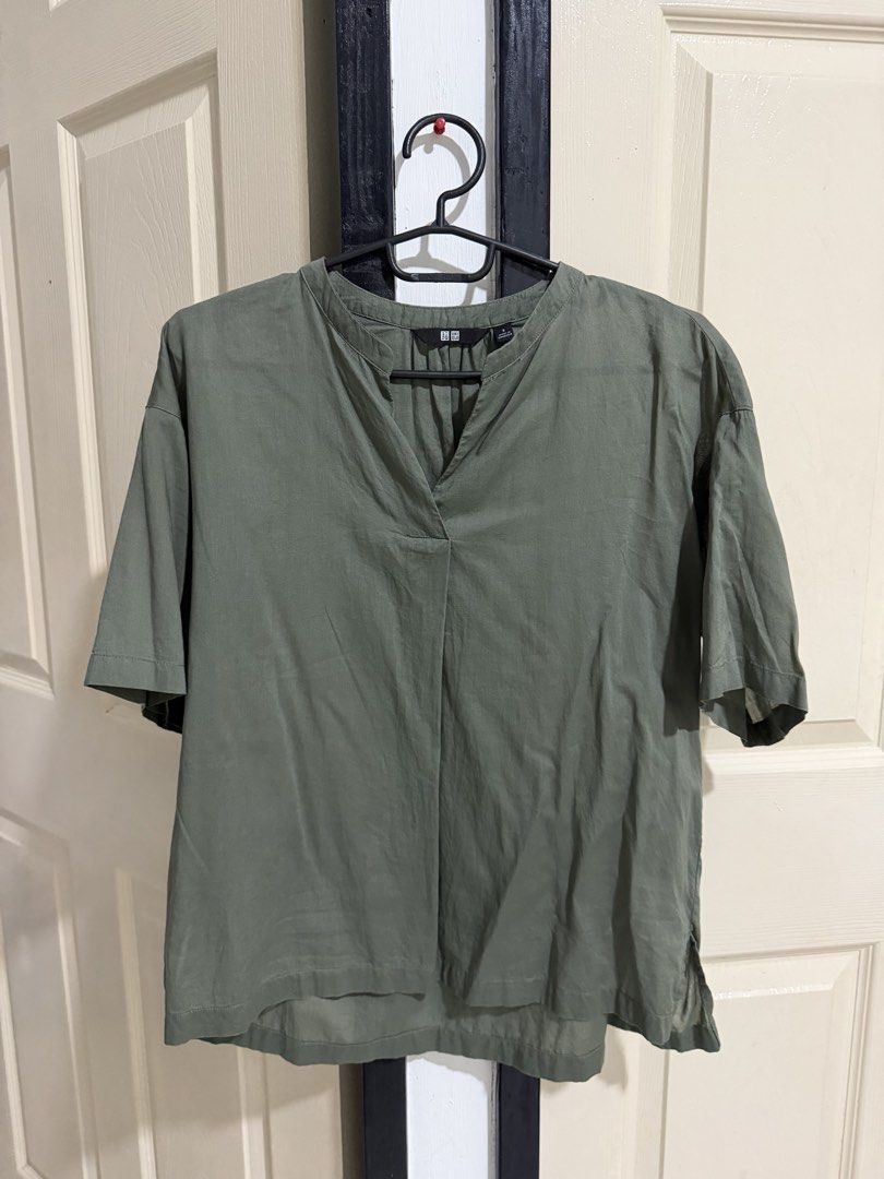Uniqlo Linen Blouse Green Small (Category: Blouses) located in Bacolod City. Submitted by ms.bnewpreloved (Listing ID 1468816791, Image 1). Description: Fixed price.