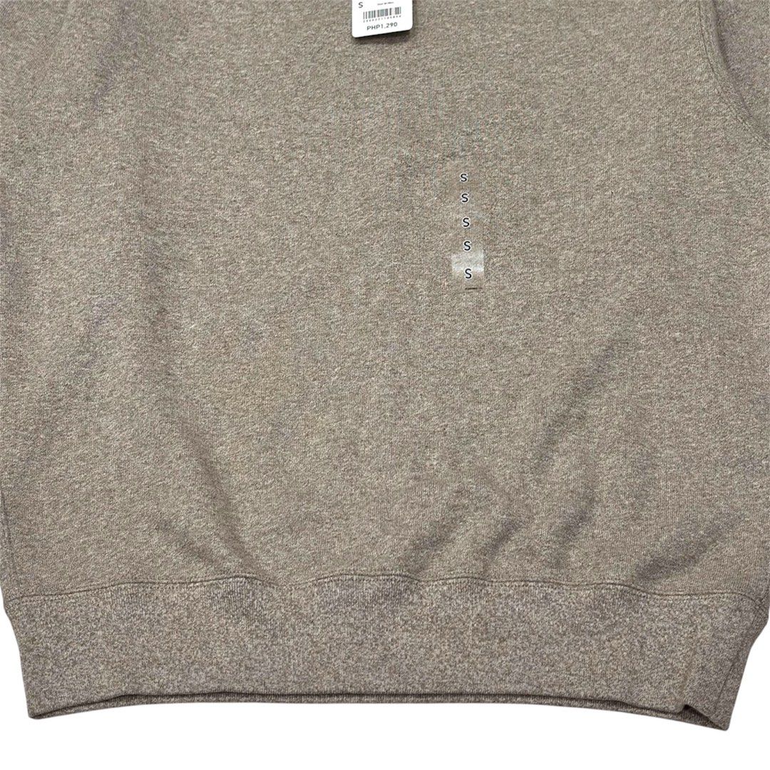 UNIQLO MENS SWEATSHIRT (Category: Coats, Jackets and Outerwear) located in Pasig City. Submitted by realversion_apparel (Listing ID 1468780757, Image 3). Description: CONDITION: BRAND NEW WITH TAG SIZE: SMALL COLOR: BROWN MOP: - MAYA - GCASH - GOTYME COURIER: - LALAMOVE FOR SAME DAY DELIVERY - J&T FOR OUTSIDE MM NOTE: COLOR MAY VARY DUE TO LIGHTING MEASUREMENTS LENGTH: 25 WIDTH: 21 1/2 SLEEVE: 23 SHOULDER: 18 1/2 PRICE: 990.