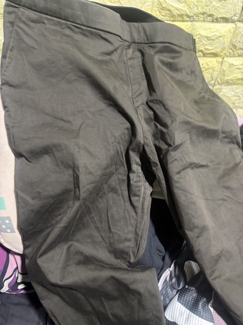 Uniqlo Olive Green Pants Size XL (Category: Other Bottoms) located in Las Pinas. Submitted by wenathepooh (Listing ID 1468810324, Image 3). Description: Uniqlo olive green pants in size XL (Waist: 75-81cm, Hips: 100-106cm). Features a comfortable straight-cut style, button closure, and belt loops. This versatile, neutral earthy tone matches any outfit and is perfect for daily wear. For sale Uniqlo pants Set 500 Used but not abused po. Rfs: masiki