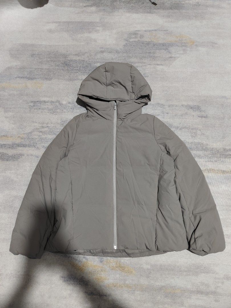 UNIQLO SEAMLESS DOWN PARKA (Category: Coats, Jackets and Outerwear) located in Dagupan City. Submitted by gandita.28 (Listing ID 1468732465, Image 2). Description: UNIQLO SEAMLESS DOWN PARKA SEMI CROPPED PERFECT FOR A COLD WEATHER WINDPROOF DURABLE WATER REPELLENCY SMALL ON TAG WITH BALLPEN MARK SEE LAST PHOTO BUT NOT THAT VISIBLE BRANDNEW CONDITION.