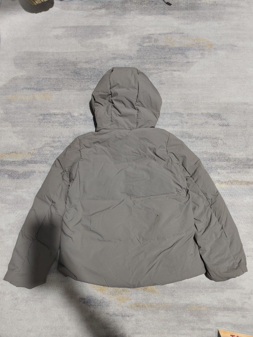 UNIQLO SEAMLESS DOWN PARKA (Category: Coats, Jackets and Outerwear) located in Dagupan City. Submitted by gandita.28 (Listing ID 1468732465, Image 3). Description: UNIQLO SEAMLESS DOWN PARKA SEMI CROPPED PERFECT FOR A COLD WEATHER WINDPROOF DURABLE WATER REPELLENCY SMALL ON TAG WITH BALLPEN MARK SEE LAST PHOTO BUT NOT THAT VISIBLE BRANDNEW CONDITION.
