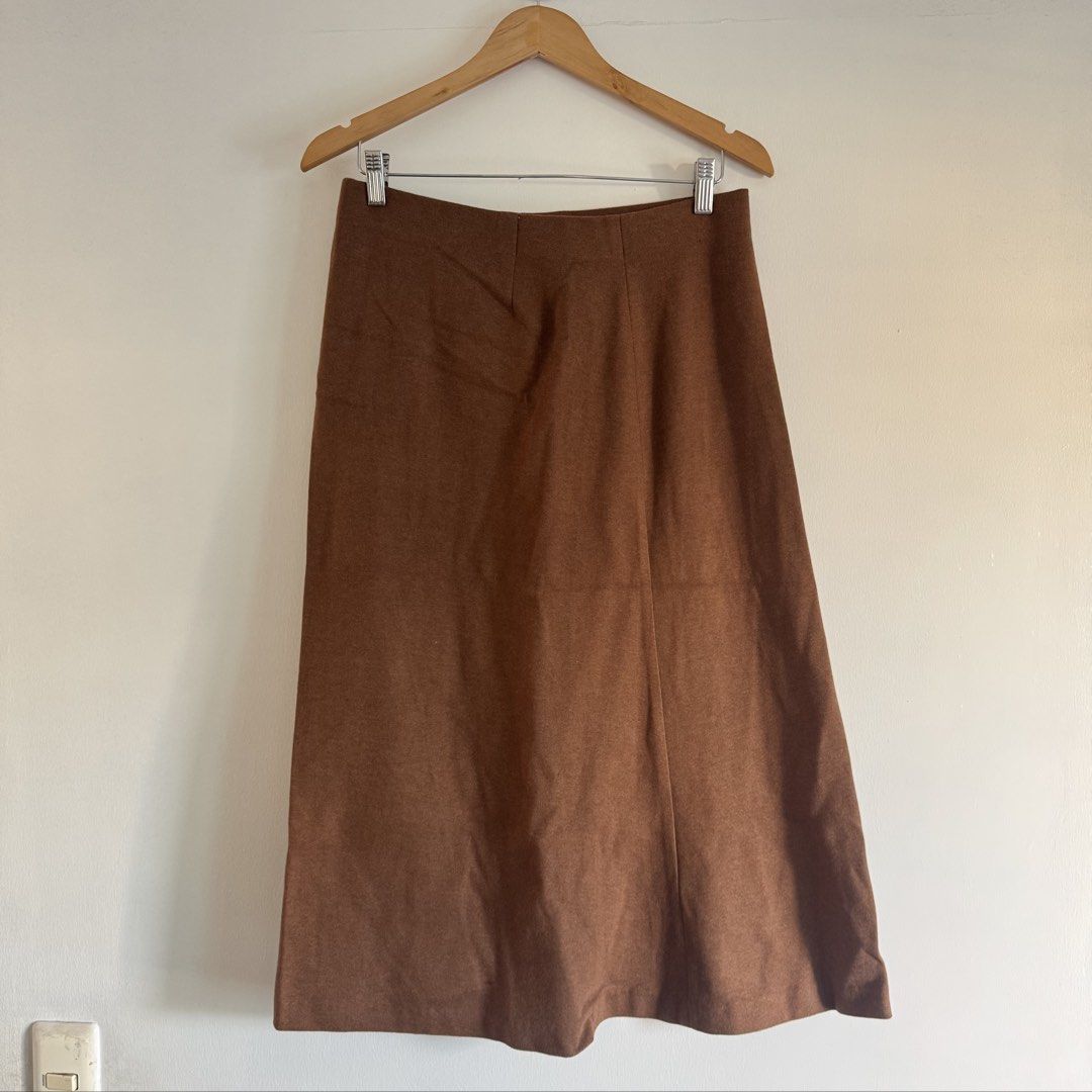 Uniqlo skirt (Category: Skirts) located in Manila. Submitted by apparella.ph (Listing ID 1468807457, Image 1). Description: Hard to let go Used once in japan Waist:31-35( garterized) for reference im 34 Length:31 ☑️Everything is my Own preloved / BNWT/BNWOT ☑️ not thrifted/Ukay ☑️ malukot sa picture kasi na stock sa cabinet (tinatamad mag plantsa ✌️ ) ☑️Personal items ( usually bought in US/UK/JPN ) every year po ako nag aabroad so expect i don’t