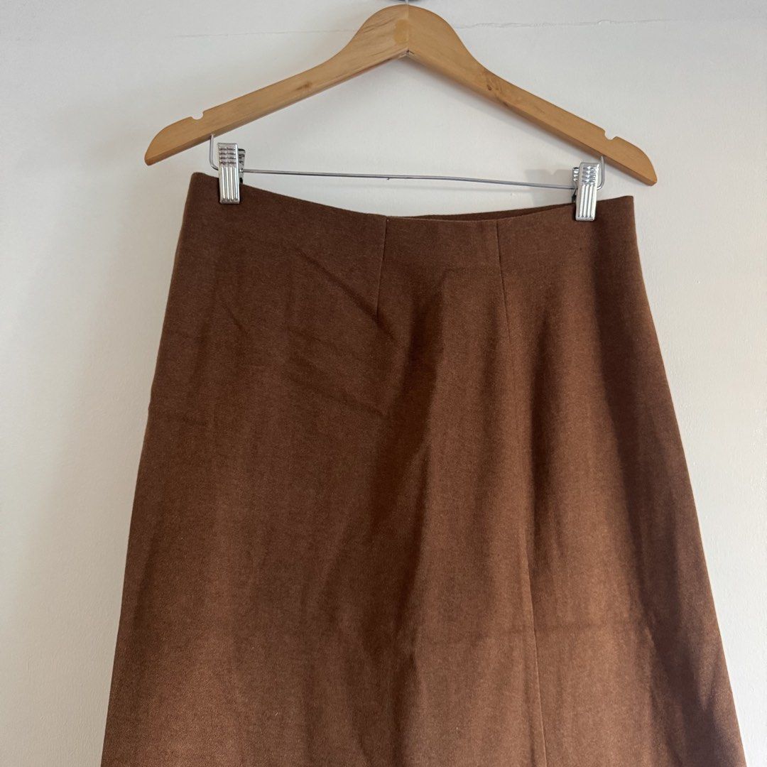 Uniqlo skirt (Category: Skirts) located in Manila. Submitted by apparella.ph (Listing ID 1468807457, Image 2). Description: Hard to let go Used once in japan Waist:31-35( garterized) for reference im 34 Length:31 ☑️Everything is my Own preloved / BNWT/BNWOT ☑️ not thrifted/Ukay ☑️ malukot sa picture kasi na stock sa cabinet (tinatamad mag plantsa ✌️ ) ☑️Personal items ( usually bought in US/UK/JPN ) every year po ako nag aabroad so expect i don’t