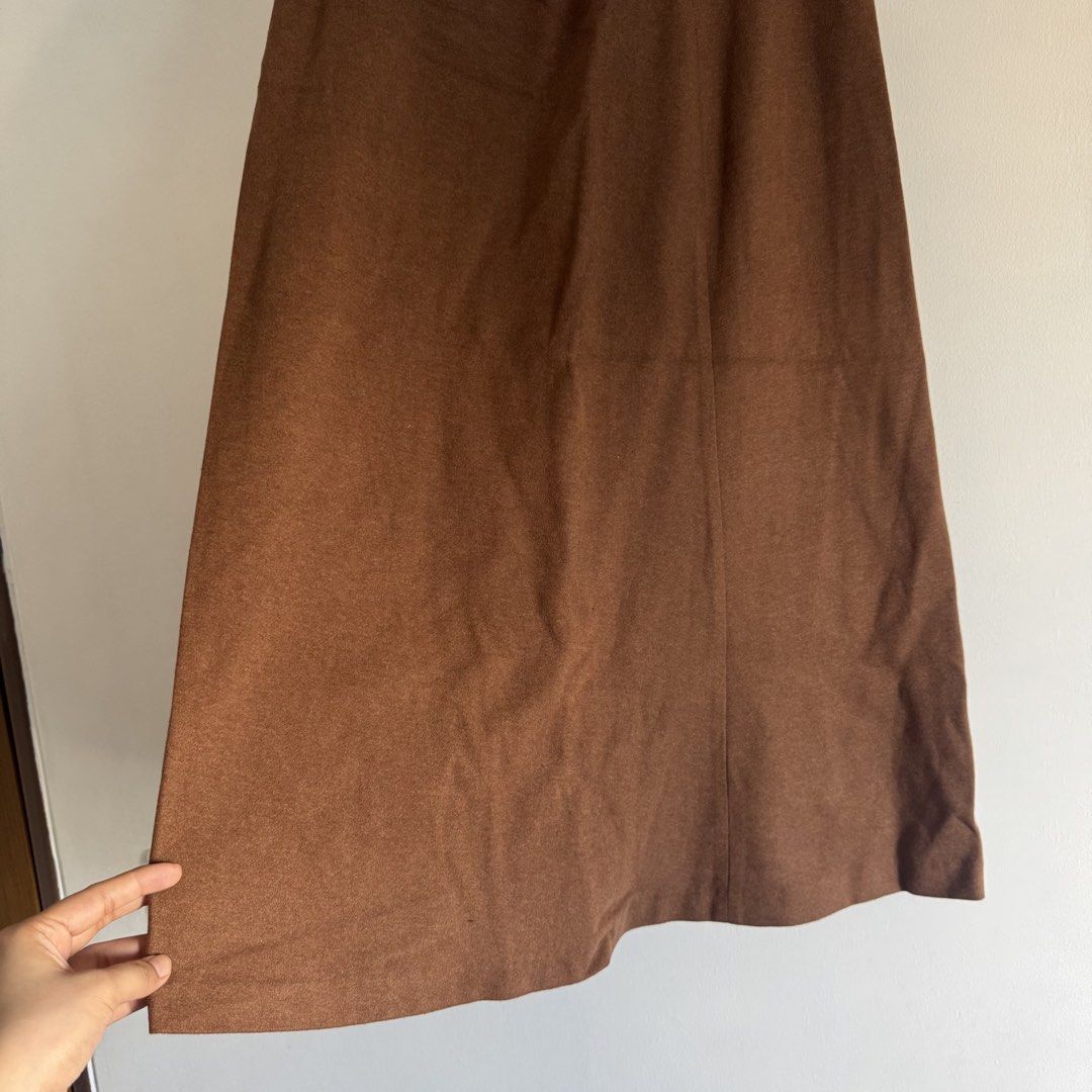 Uniqlo skirt (Category: Skirts) located in Manila. Submitted by apparella.ph (Listing ID 1468807457, Image 3). Description: Hard to let go Used once in japan Waist:31-35( garterized) for reference im 34 Length:31 ☑️Everything is my Own preloved / BNWT/BNWOT ☑️ not thrifted/Ukay ☑️ malukot sa picture kasi na stock sa cabinet (tinatamad mag plantsa ✌️ ) ☑️Personal items ( usually bought in US/UK/JPN ) every year po ako nag aabroad so expect i don’t