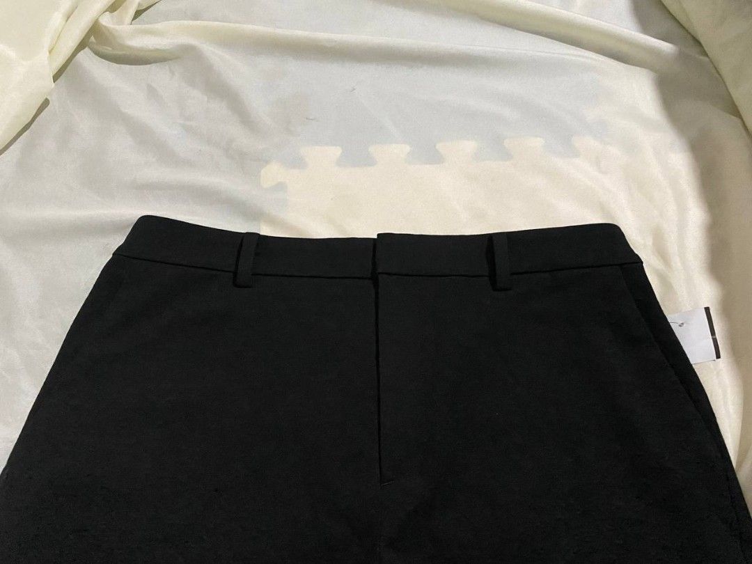 UNIQLO SMART ANKLE PANTS (M) (Category: Trousers) located in Manila. Submitted by jpnbrandedcollection (Listing ID 1468788374, Image 2). Description: Size:Medium on tag waistline 28/30 length 37 499 only like new/ no flaws.
