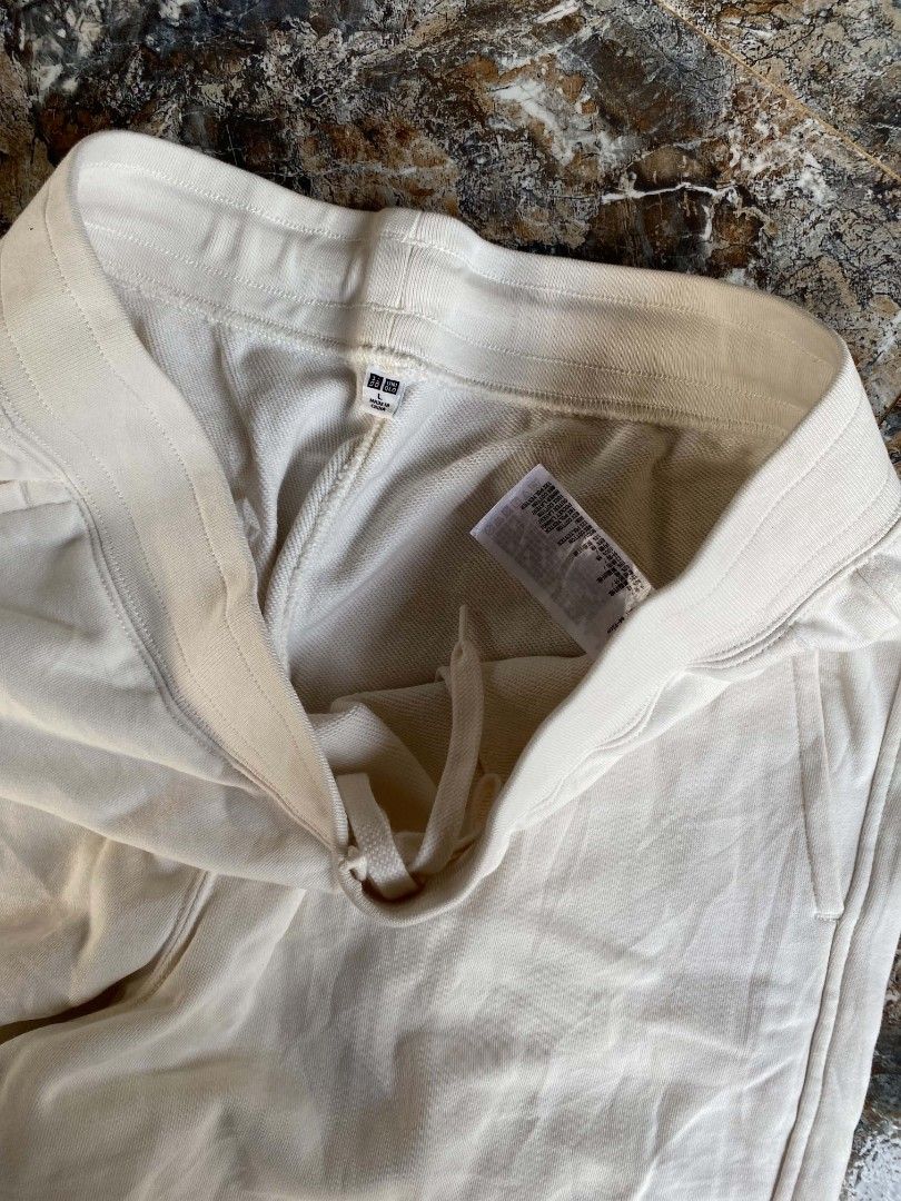 Uniqlo sweat (Category: Joggers) located in Valencia. Submitted by neil_vincent (Listing ID 1468811627, Image 2). Description: Med to large fitting No issue Excellent condition.