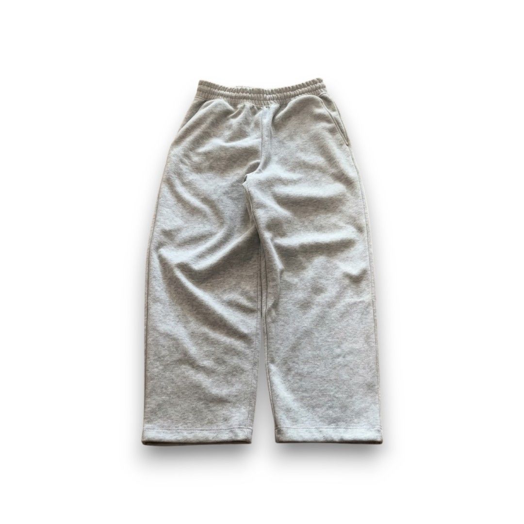 UNIQLO SWEATPANTS C (Category: Joggers) located in Manila. Submitted by grailarchive (Listing ID 1468815672, Image 1). Description: no issue used twice negotiable.