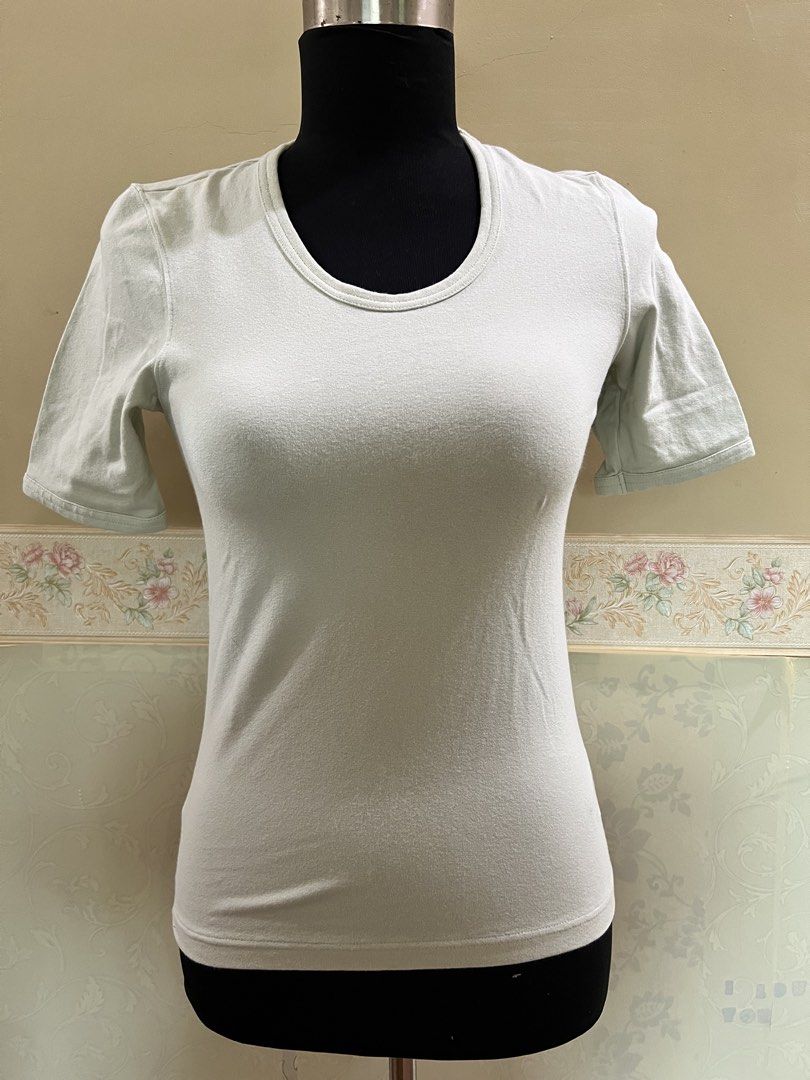 Uniqlo Top (Category: Blouses) located in Cabanatuan. Submitted by happythriftbyshidshin (Listing ID 1468717003, Image 1). Description: .