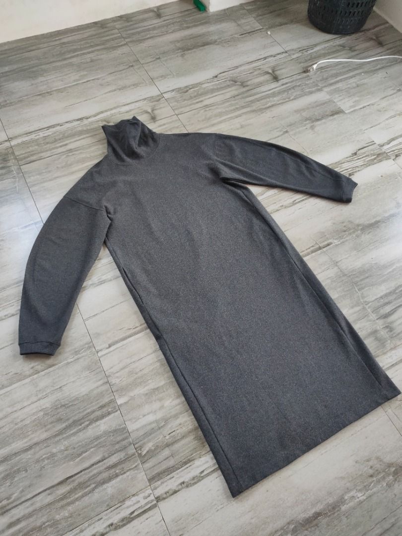 Uniqlo Turtle Neck Dress - Medium (Category: Dresses) located in Dasmarinas. Submitted by jethroespinosa (Listing ID 1468868953, Image 1). Description: Size in inches: 21 width (pit to pit) 44 length Good as new, never worn dahil maluwag Loc: Dasma Cavite MOP: Gcash.