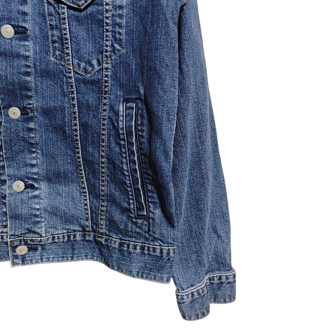 UNIQLO Type III Denim Trucker Jacket (Category: Coats, Jackets and Outerwear) located in Quezon City. Submitted by oldturnedtogold (Listing ID 1468723667, Image 3). Description: UNIQLO Type III Denim Trucker Jacket Size Large Dark Blue denim Shoulder Width - 17.5" Body length - 25" Chest Width - 20.5" Sleeve Length - 24.5" Details: - Cotton spandex fabric - Slim fit - Type III construction with buttoned front closure, adjustable waist tabs, and v