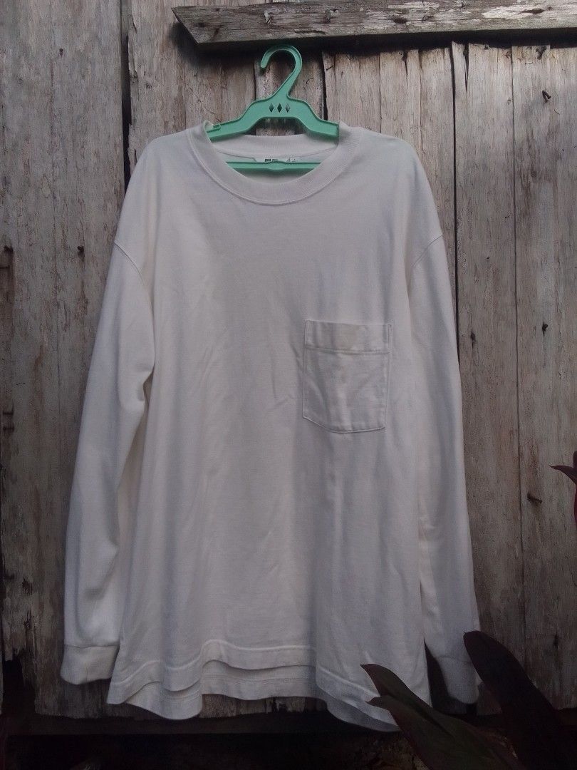 Uniqlo U crew neck longsleeve (Category: Hoodies) located in Naga. Submitted by choythrift (Listing ID 1468716575, Image 1). Description: UNIQLO U CREW NECK LONG SLEEVE Condition: 9/10 Color rate: 9/10 Plus shipping fee J and t , flash express /drop off urban chicc Meet up around Naga city and Magarao Location: Naga City, Bicol Direct Message 💌.