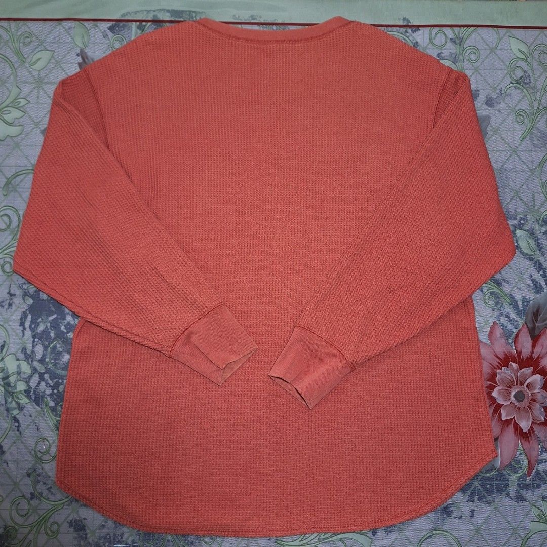 UNIQLO Waffle Crew Neck Long Sleeve (Category: Longsleeves) located in Pasig City. Submitted by zelzelly (Listing ID 1468752827, Image 2). Description: RFS: Decluterring • Authentic • XL on tag • Pink, Clay pink or Salmon pink shade. • Colors may vary slight due to lighting. • Good condition, walang himulmol 📍Can do meetups in any LRT2 stations - Lalamove • Accepts cash on hand and Gcash as payment. • Buyer must shoulder the shipping!!.