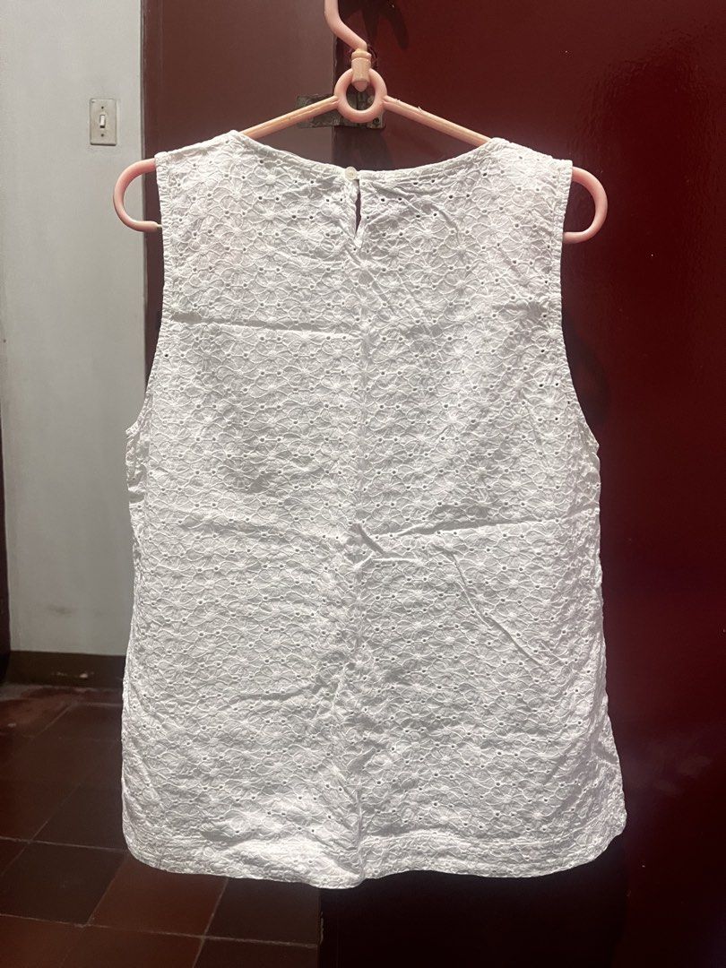uniqlo white eyelet top (Category: Blouses) located in Quezon City. Submitted by mademoisjelle (Listing ID 1468870924, Image 2). Description: .