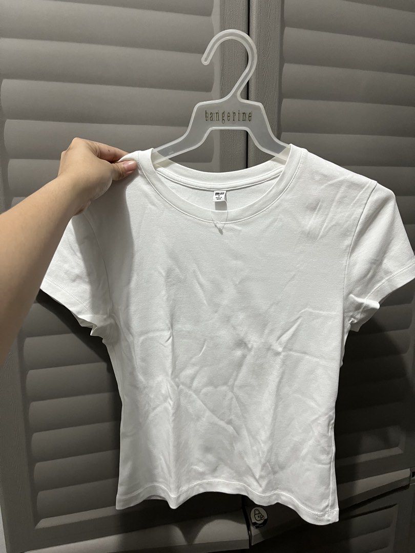 Uniqlo White Shirt (Category: Shirts) located in Cagayan de Oro. Submitted by prelovederela (Listing ID 1468782220, Image 1). Description: like new!! used twice onlyy.
