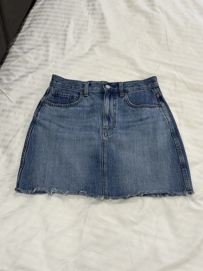 Unqilo Dark Blue Denim Skirt (Category: Skirts) located in Balanga. Submitted by cartsabeli (Listing ID 1468788953, Image 1). Description: Waist: 13 inches laid flat Length: 15 inches ₱550 + sf mop: gcash/maya mod: j&t only.