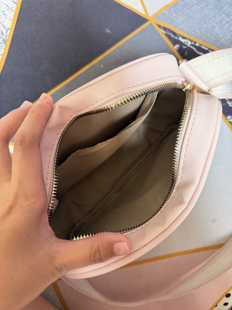 U.S. Pink Sling Bag (Category: Cross-body Bags) located in Munoz. Submitted by shop.holiic (Listing ID 1468740350, Image 3). Description: - Brand: U.S. Polo Assn. - Style: Pink camera-style crossbody bag - Hardware: Gold-tone with embossed front logo - Strap: Wide, adjustable fabric strap with woven branding - Closure: Top zip closure - Interior: Lined with an open slip pocket - Condition: Clean, minimal signs of wear J&T MOP: Maribank/Gotyme/Gca