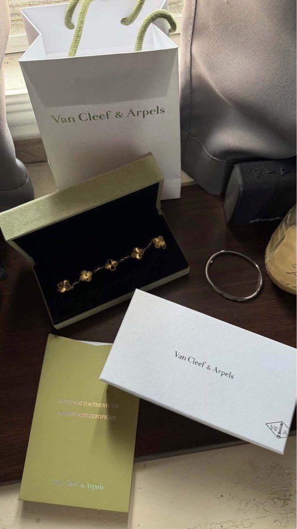 van cleef & arpel authentic bracelet (Category: Bracelets) located in Angono. Submitted by niche_perfumes (Listing ID 1468766266, Image 1). Description: .
