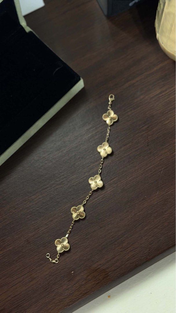 van cleef & arpel authentic bracelet (Category: Bracelets) located in Angono. Submitted by niche_perfumes (Listing ID 1468766266, Image 2). Description: .