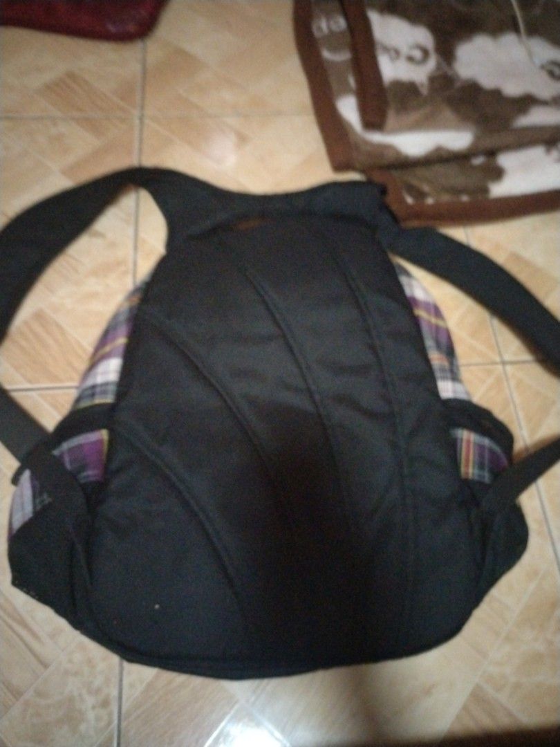 Vans backpack (Category: Backpacks) located in Pasay City. Submitted by elimori (Listing ID 1468734366, Image 2). Description: Vans y2k authentic, vintage boxie Skate vans, no issue, good for skating And fashion.