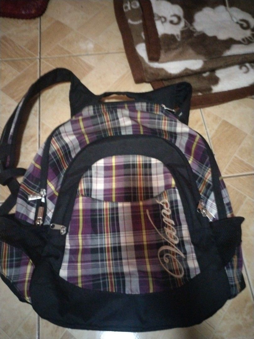 Vans backpack (Category: Backpacks) located in Pasay City. Submitted by elimori (Listing ID 1468734366, Image 1). Description: Vans y2k authentic, vintage boxie Skate vans, no issue, good for skating And fashion.