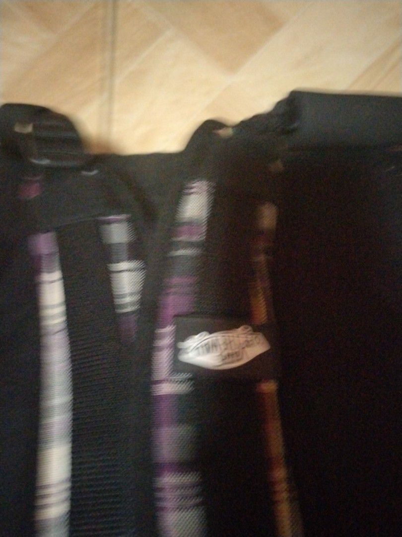 Vans backpack (Category: Backpacks) located in Pasay City. Submitted by elimori (Listing ID 1468734366, Image 3). Description: Vans y2k authentic, vintage boxie Skate vans, no issue, good for skating And fashion.