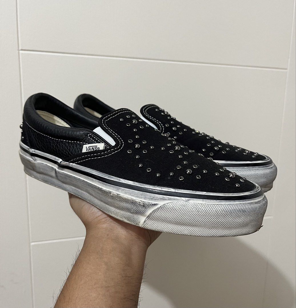 Vans Classic Slip-On Pearlized Black (Category: Sneakers) located in Mandaluyong City. Submitted by pepitomanaloto_777 (Listing ID 1468714298, Image 1). Description: Vans Classic Slip-On Pearlized Black Worn once Size: 8 Price: 8,500 Location Pasig📍 MOD: Grab/Lalamove/JNT 🚚 MOP: Gcash/Bdo Transfer 💳 No return/Exchange/Refund ❌ No COD/COP Transaction ❌ Need 50% DP for reservation (Non Refundable) PS: Buy with confidence 🫡📌.