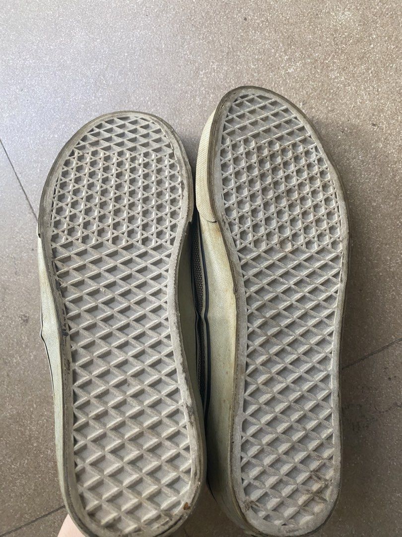 Vans Grey low top mesh authentic (SIZE 10) (Category: Casual Shoes) located in Consolacion. Submitted by popsandlegends (Listing ID 1468732602, Image 3). Description: Check condition in pics Size 10 .
