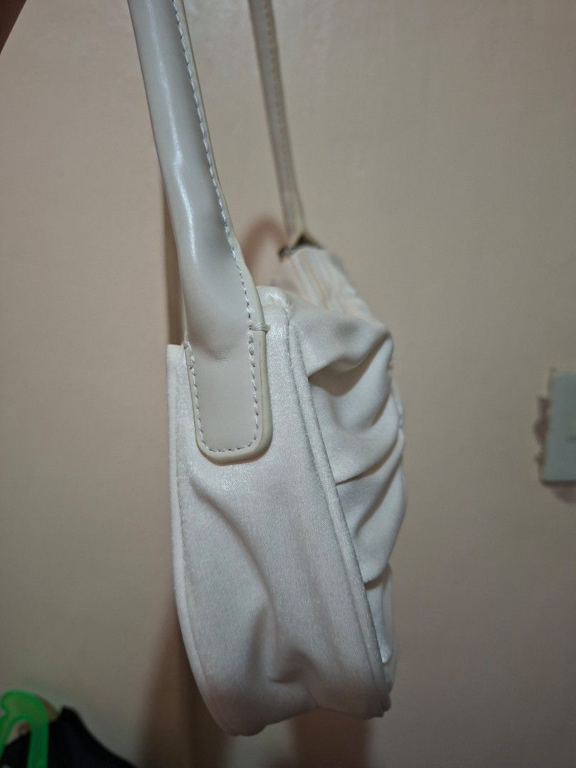 Vanwalk shoulder bag (Category: Shoulder Bags) located in Davao. Submitted by lovelybones729 (Listing ID 1468739162, Image 3). Description: never been used vanwalk shoulder bag in white. with charm, dustbag and tote bag no box anymore bought for 1050 last year.