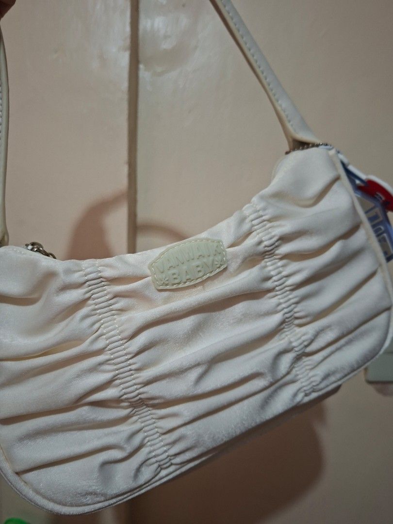 Vanwalk shoulder bag (Category: Shoulder Bags) located in Davao. Submitted by lovelybones729 (Listing ID 1468739162, Image 2). Description: never been used vanwalk shoulder bag in white. with charm, dustbag and tote bag no box anymore bought for 1050 last year.