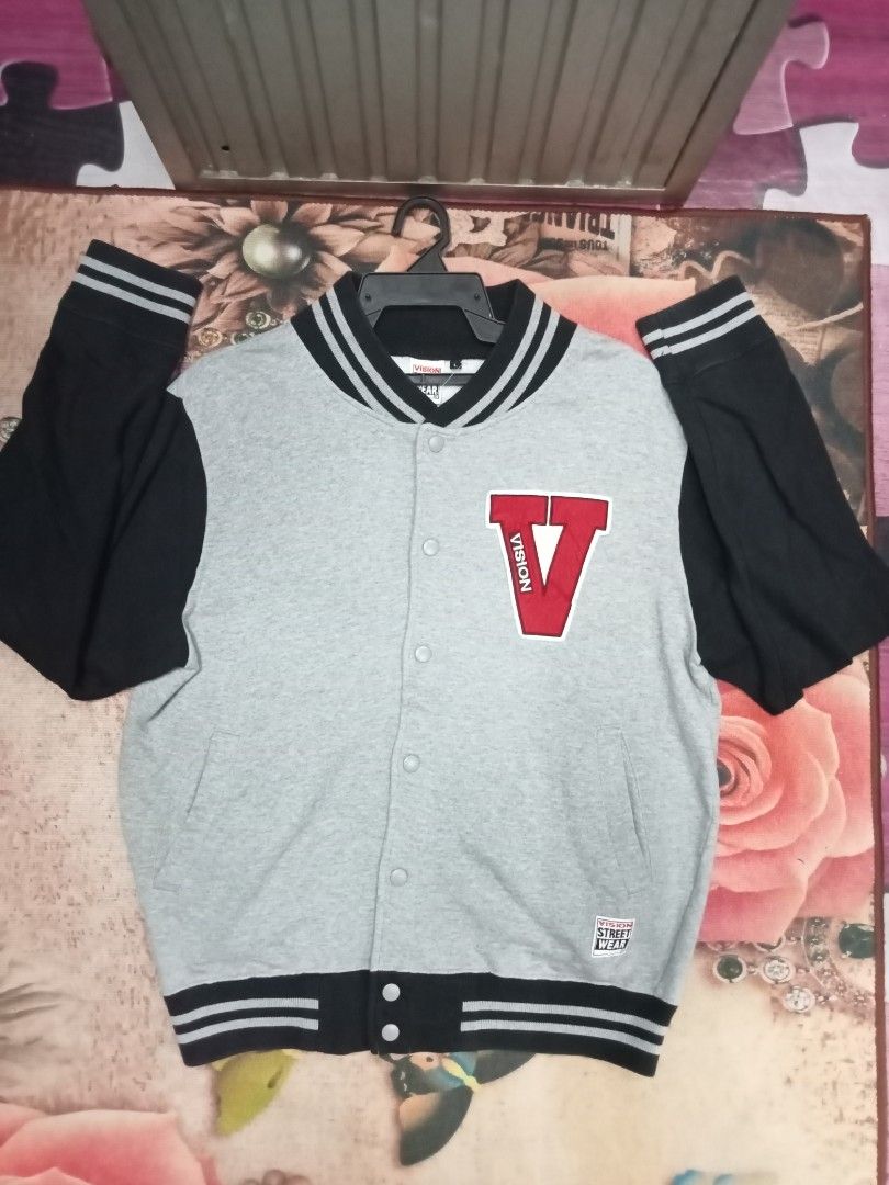 Varsity jacket (Category: Coats, Jackets and Outerwear) located in Bukit Baharu. Submitted by lagend72 (Listing ID 1468734052, Image 1). Description: pit-22t L-26 patches di tangan button tengah condition baik 014-6745978.