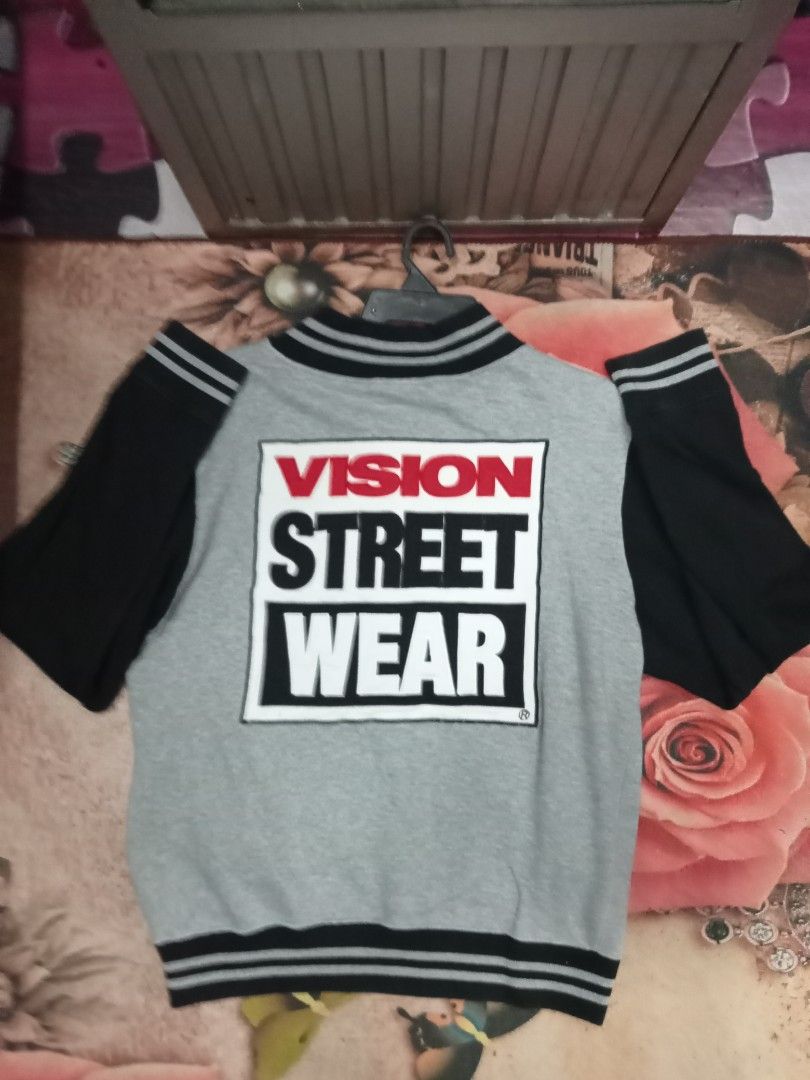 Varsity jacket (Category: Coats, Jackets and Outerwear) located in Bukit Baharu. Submitted by lagend72 (Listing ID 1468734052, Image 2). Description: pit-22t L-26 patches di tangan button tengah condition baik 014-6745978.
