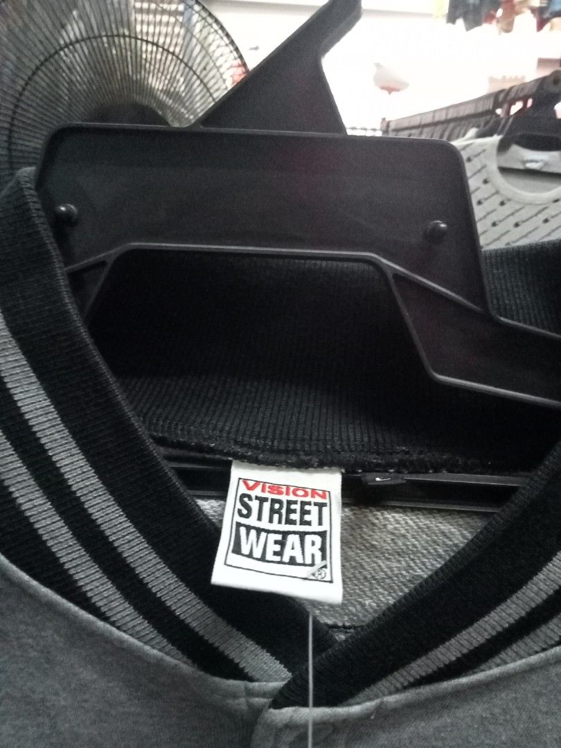 Varsity jacket (Category: Coats, Jackets and Outerwear) located in Bukit Baharu. Submitted by lagend72 (Listing ID 1468734052, Image 3). Description: pit-22t L-26 patches di tangan button tengah condition baik 014-6745978.