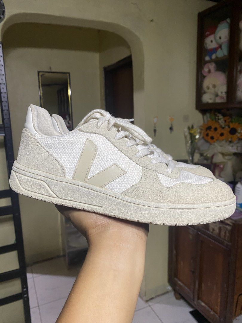 VEJA V-10 MESH NATURAL (MEN) (Category: Sneakers) located in San Jose. Submitted by shady.archives (Listing ID 1468856262, Image 1). Description: Size 7 MEN/ 25.5 CM Very good to like new No issues Presentable.
