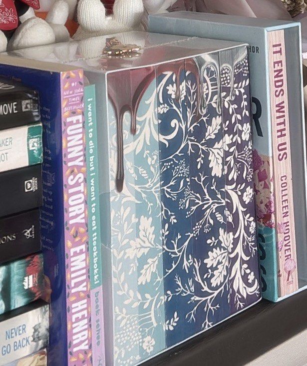 Victoria Aveyard Red Queen 5-Book Box Set (Category: Storybooks) located in Manila. Submitted by kt.dd (Listing ID 1468904643, Image 2). Description: - Complete 5-book collection by Victoria Aveyard - Includes Red Queen, Glass Sword, King's Cage, War Storm, and Broken Throne - Comes in the original decorative box set sleeve - Pages are clean and bindings are fully intact - Excellent fantasy read and great for collectors - like new condition! .