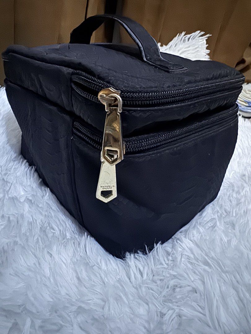 Victoria Secret Makeup Bag (Category: Purses & Pouches) located in Pasay City. Submitted by kiwimango03 (Listing ID 1468770216, Image 2). Description: For Sale ‼️Black VS makeup/vanity bag Condition: excellent Good for traveling Gold hardware .