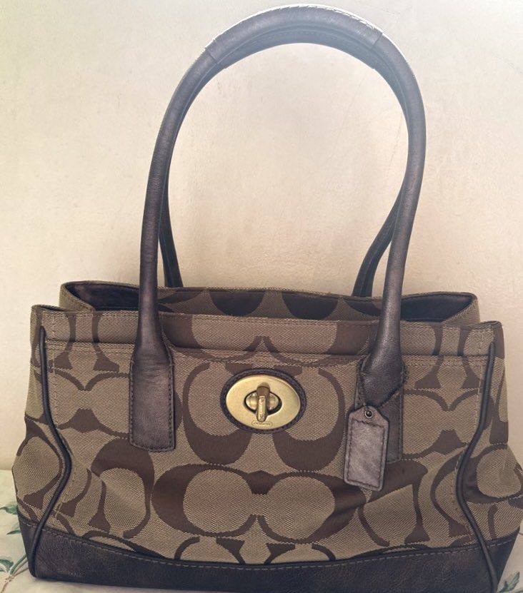 Vintage Coach Madeline Bag (Category: Shoulder Bags) located in San Fernando. Submitted by cheriklub (Listing ID 1468768731, Image 1). Description: - Price is still negotiable - zipper can still be fixed - strap is structured - has 3 compartments - can send videos and photos for condition 📍san fernando, pampanga .