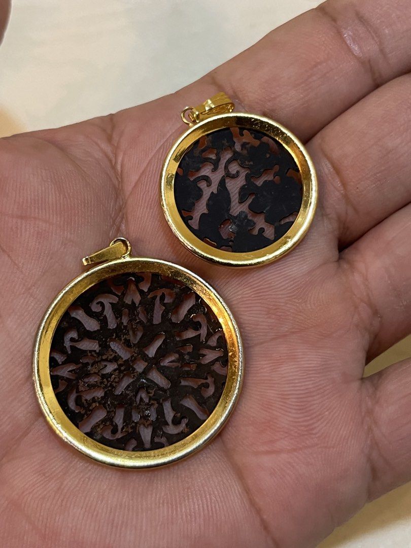 Vintage damascene pendant (Category: Vintage Collectibles) located in Dasmarinas. Submitted by emmakim08 (Listing ID 1468808153, Image 2). Description: Vintage damascene pendant 550 set.