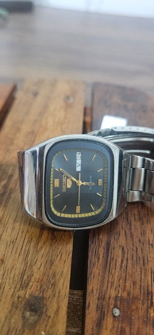 Vintage Seiko 5 Automatic Watch 6309-522A (Category: Men's Watches) located in Santa Maria. Submitted by rommelmateo (Listing ID 1468863166, Image 1). Description: - Brand/Model: Vintage Seiko 5 Automatic Watch - Movement: Caliber 6309-522A (Serial: 284694) - Materials: Stainless steel case and bracelet - Dial: Dark grey with gold indices and day-date window - Unique Feature: Crown positioned at the 4 o'clock mark - Condition: Shows minor wear on