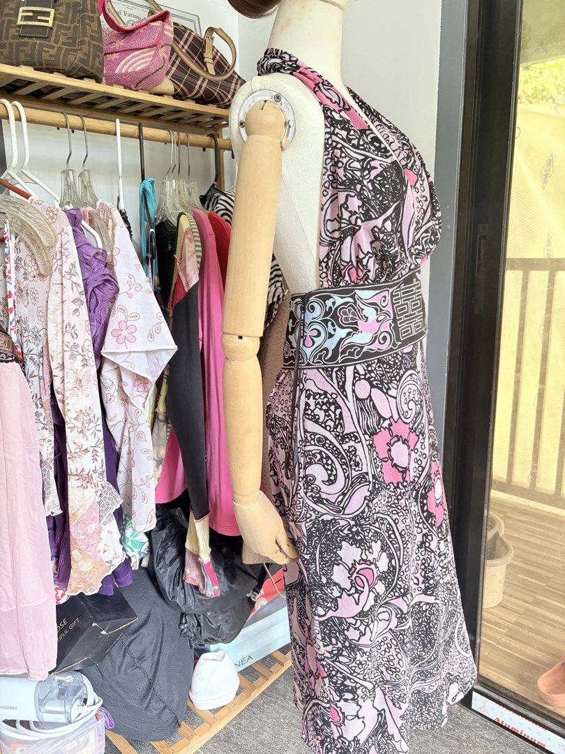 VIVIENNE TAM (Category: Dresses) located in Manila. Submitted by thriftnicarla08 (Listing ID 1468876203, Image 2). Description: The dress features Vivienne Tam’s signature pink and black paisley floral print layout alongside a distinct waistband showcasing the traditional Chinese “Double Happiness” (囍) symbol. This specific mesh fabrication, print style, and aesthetic are characteristic of her iconic archival collections from the late 1990s to th