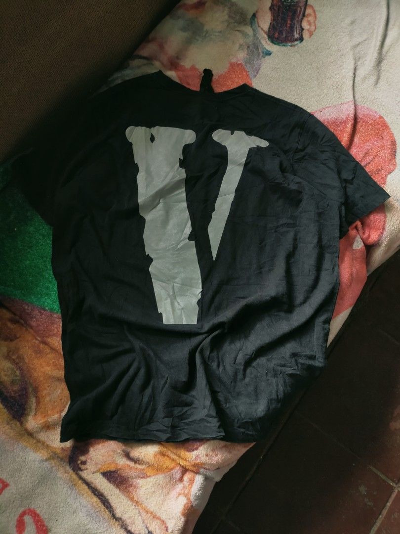 VLONE REFLECTORIZE BLACK SHIRT (Category: Tshirts & Polo Shirts ) located in Manila. Submitted by kobemodina_0330 (Listing ID 1468759815, Image 3). Description: VLone shirt Reflectorize design Large to XL fittings As new condition 600 shipped 📥.