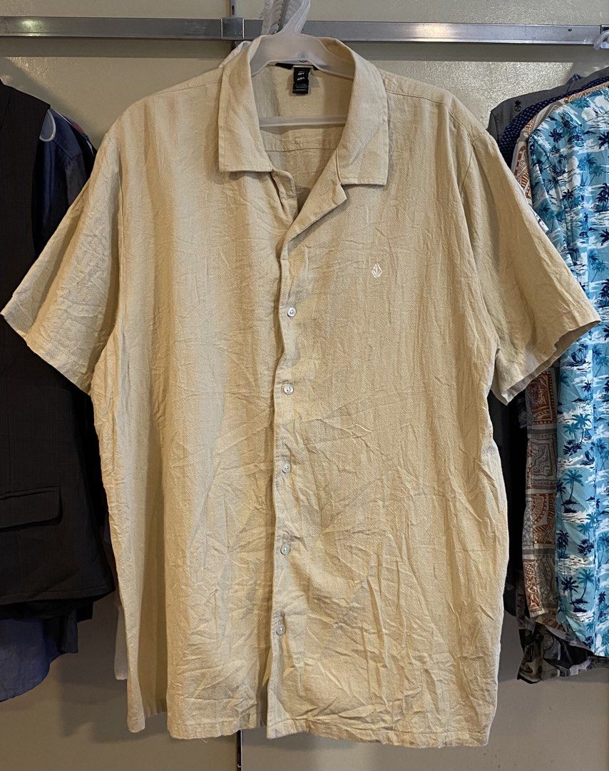 VOLCOM Beige Button Down Polo – Men’s (Category: Tshirts & Polo Shirts ) located in Lucena. Submitted by ojfinds (Listing ID 1468760964, Image 1). Description: ‼️FOR SALE‼️ VOLCOM Beige Button Down Polo – Men’s • Size: Large (Fits XL) (W23.5 L30) • Condition: Excellent / No issues Available. Message for details..