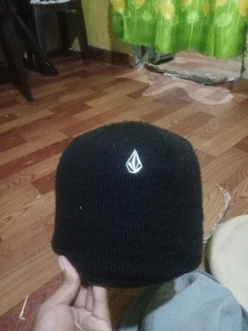 Volcom Black Knit Beanie Hat (Category: Caps & Hats) located in General Mariano Alvarez. Submitted by markaj1699 (Listing ID 1468918114, Image 1). Description: - Brand: Volcom - Item: Black knit beanie / winter hat - Details: White embroidered stone logo on the front - Material: Warm, ribbed, and stretchy fabric - Condition: Clean shape and well-kept - Style: Great for cold days or casual streetwear.